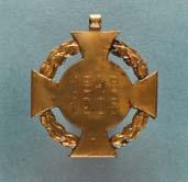 ) Diameter 3.2 cm PMPO, ZGO 662/2013 Vojaška zaslužna medalja 3. razreda ima obliko bronastega šapastega križa.
