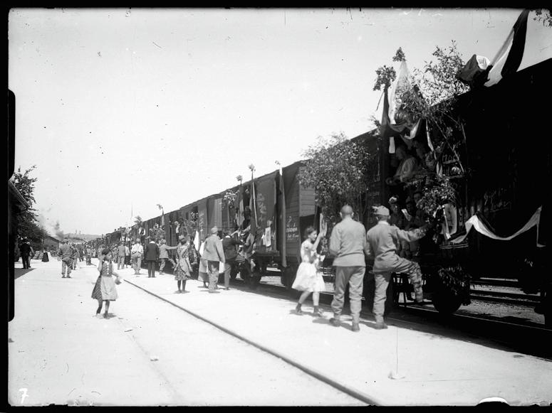 Odhod vojakov na bojišča s ptujske železniške postaje, 1914/ A send-off for soldiers from the railway