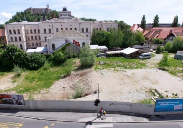 FDO prehodne rabe/ značilne prehodne rabe: sprememba opuščenih gradbišč v začasna parkirišča - prehodna raba (Šumi 2015). V letu 2006 so v centru Ljubljane porušili opuščeno tovarno Šumi.