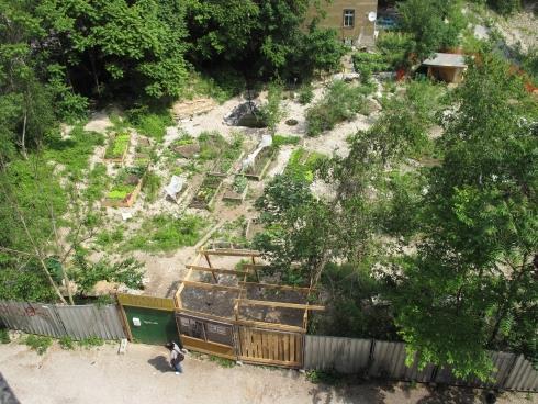 KUD Obrat predlaga zavodu Bunker, ki tedaj pripravlja program Vrt mimo grede kot spremljevalni del festivala Mladi levi, da podpre projekt, s katerim bi