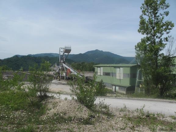Delno opuščena vojašnica na Črnem Vrhu (Črni Vrh, Goriška statistična regija) V FDO pridobivanja mineralnih surovin sodijo raznolika območja pridobivanja mineralnih surovin (rudniška območja, območja