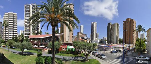 Firstly, the tourist area near the coast can be identified as two different settlements which are located in both sides of the traditional urban centre: Poniente Beach and Levante Beach.