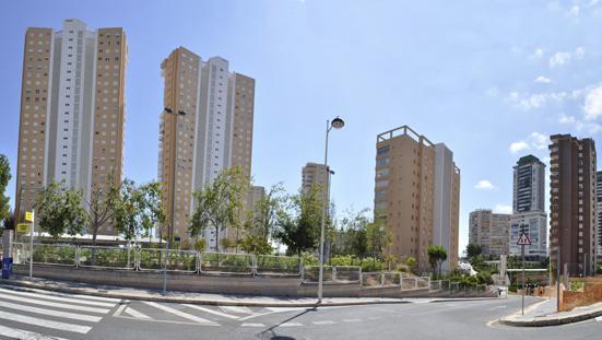 Whilst Levante Beach owns a good provision of hotels and apartments in big plots where other commercial or leisure activities in open spaces take place, Poniente Beach is defined by its apartment
