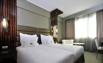 00 Distance to Convention Centre:4,6 km With a brand new décor, the deluxe rooms of the Hotel Altis combine elegance, sophistication and comfort with the best location in Lisbon s city centre.