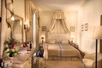 00 Distance to Convention Centre: 5,7 km The Real Palácio is an upmarket five-star hotel with 147 rooms and suites (2 for handicapped guests), each fully equipped with airconditioning, central