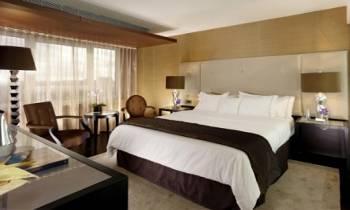centres. Modern and stylish the Sheraton offers elegantly decorated rooms, Bang & Olufsen LCD TV, glass bathroom, Wi-Fi, air conditioning, mini-bar and comfortable working desk and chair.