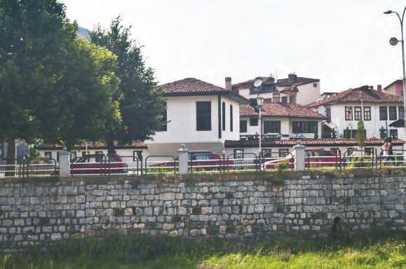 16 Prizreni në Retrovizore Prizren through the Retro-Visor Comparison of old/new images of Prizren 17 6 1942 Lidhja Shqiptare e Prizrenit Kompleksi i Lidhjes Shqiptare të Prizrenit shtrihet në pikën