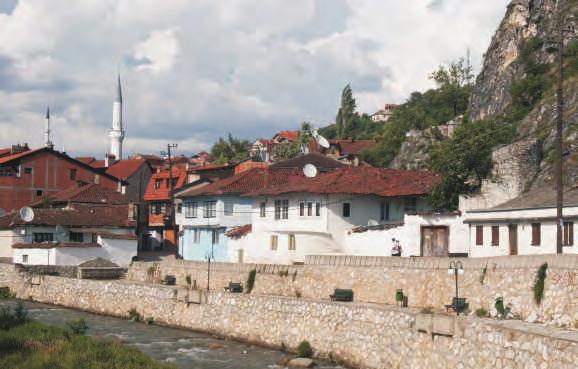 18 Prizreni në Retrovizore Prizren through the Retro-Visor Comparison of old/new images of Prizren 19 7 1954 Lagjia e Marashit Lagjia e Marashit bën pjesë në Kompleksin e Marashit dhe gjendet në mes