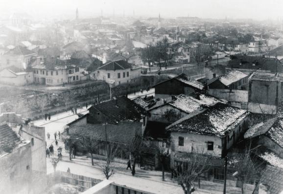 Në këtë perspektivë të gjerë të Prizrenit, syri lehtësisht mund ta identifikojë degradimin dhe ndryshimin e identitetit që ka pësuar qyteti.