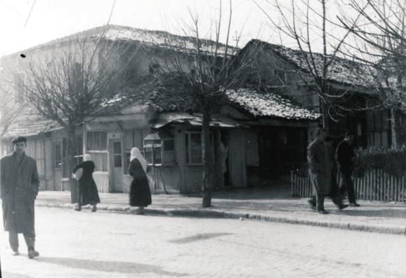 22 Prizreni në Retrovizore Prizren through the Retro-Visor Comparison of old/new images of Prizren 23 9 1956-58 Kompleksi Arasta Në fotografinë e vjetër shihet një pjesë e dyqaneve të Kompleksit