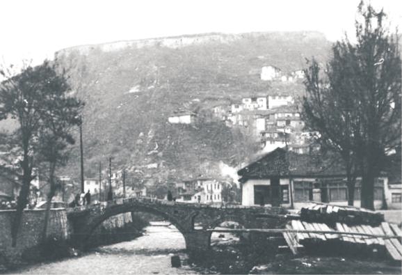 26 Prizreni në Retrovizore Prizren through the Retro-Visor Comparison of old/new images of Prizren 27 11 11 1954 Ura e Gurit Ura e vjetër e Gurit u ndërtua nga Ali Beu në shekullin 16.