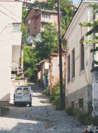 32 Prizreni në Retrovizore Prizren through the Retro-Visor Comparison of old/new images of Prizren 33 14 1960-65 Rrugicë e Nënkalasë Njëra ndër rrugicat me arkitekturë folklori në