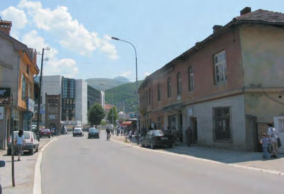 50 Prizreni në Retrovizore Prizren through the Retro-Visor Comparison of old/new images of Prizren 51 23 23 1930 Beledija - Ndërtesa e Beledijes (Bashkisë) gjendet në Kompleksin e Tabakhanes, në mes