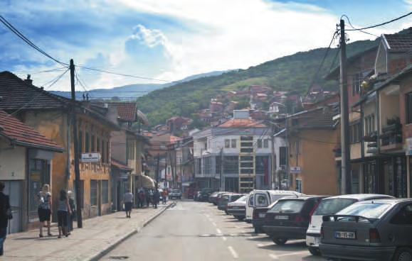 54 Prizreni në Retrovizore Prizren through the Retro-Visor Comparison of old/new images of Prizren 55 25 1955-60 Terzi Mëhalla Terzi Mëhalla (Lagjia e Terzive) i takon lagjeve të anës së majtë të