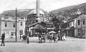 66 Prizreni në Retrovizore Prizren through the Retro-Visor Comparison of old/new images of Prizren 67 Shadërvani Shadërvani është bërthama dhe simboli i qytetit të Prizrenit.