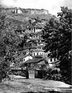 Në prapavijë të Urës së Re gjendet Kompleksi i Nënkalasë dhe Kalaja e Prizrenit, ndër peisazhet më të bukura të qytetit.