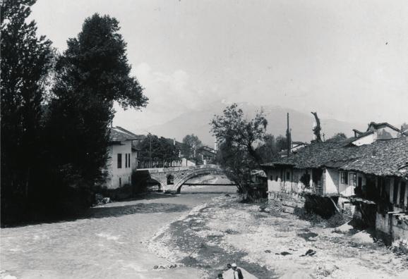 8 Prizreni në Retrovizore Prizren through the Retro-visor Comparison of old/new images of Prizren 9 2 1937-38 Peisazh qyteti Një motiv i zhdukur nga Ura e Re (e Therandës), shtëpitë pranë
