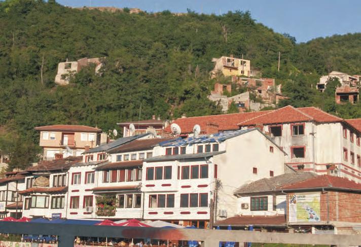 10 Prizreni në Retrovizore Prizren through the Retro-visor Comparison of old/new images of Prizren 11 3 1941-43 Kalaja dhe Nënkalaja - Në fotografinë e vjetër, të realizuar rreth viteve 1941 1943,