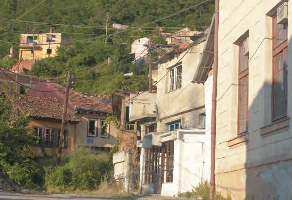 12 Prizreni në Retrovizore Prizren through the Retro-Visor Comparison of old/new images of Prizren 13 4 1960-65 Nënkalaja - Lagjia e Nënkalasë, pranë shkollës së muzikës Lorenc Antoni, i takon