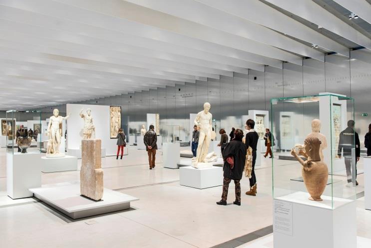 Art treasures are arranged in chronological order in the Time Gallery, whilst in the Glass Pavilion, temporary exhibitions mix artefacts from The Louvre with pieces from regional museums.