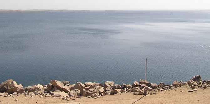 krizna območja Slika 5: Naserjevo jezero v Egiptu je velik vodni rezervoar, ki je nastal za Asuanskim jezom na reki Nil, enem največjih razvojnih projektov v Afriki (foto: Katja Vintar Mally).