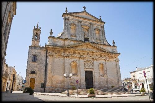 Day 4 Ostuni Loop Day O stuni is another city that has enough to entertain for several days. Surrounded by limestone walls, the old section of the city rewards those who wander without purpose.