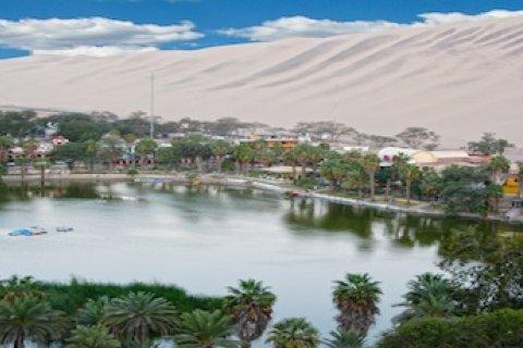 Then visit to the Huacachina Lagoon, beautiful oasis set among enormous dunes of fine sand, surrounded by date palms and carob trees which give shade to the old residences and the handsome walk-way.