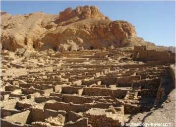 DEIR EL-MEDINA ANCIENT EGYPTIAN VILLAGE HOME TO THE ARTISANS WHO WORKED ON THE TOMBS IN THE VALLEY OF THE KINGS 18TH TO 20TH DYNASTIES SURVIVING TEXTS RECORD THE EVENTS OF DAILY LIFE MIXED