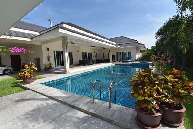 DanSiam Property Sale: Luxury Pool Villa in Hua Hin near Palm Hills Golf Resort Size: 3-Bedroom/3-Bathroom, Buildup: 450m², Living area: 250m², Land: 709m² Price: 11,500,000 Thai Baht Ref#: 4391891