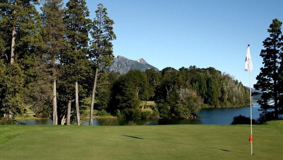 It's a 6,693 yard parkland layout on the northwestern shore of Lake Gutiérrez surrounded by the lake, the Andes and thick forests in every direction.