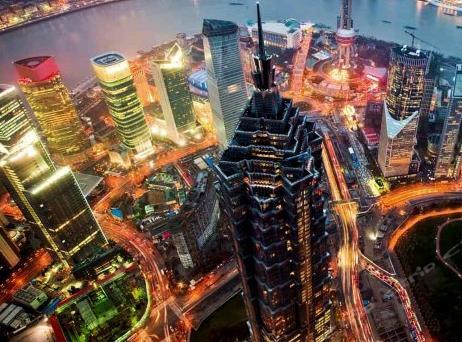 From the spectacular panorama of Pudong, guests can enjoy great views of the historic Bund with its Jazz Age architectural masterpieces, and easy access to a number of local Shanghai attractions such