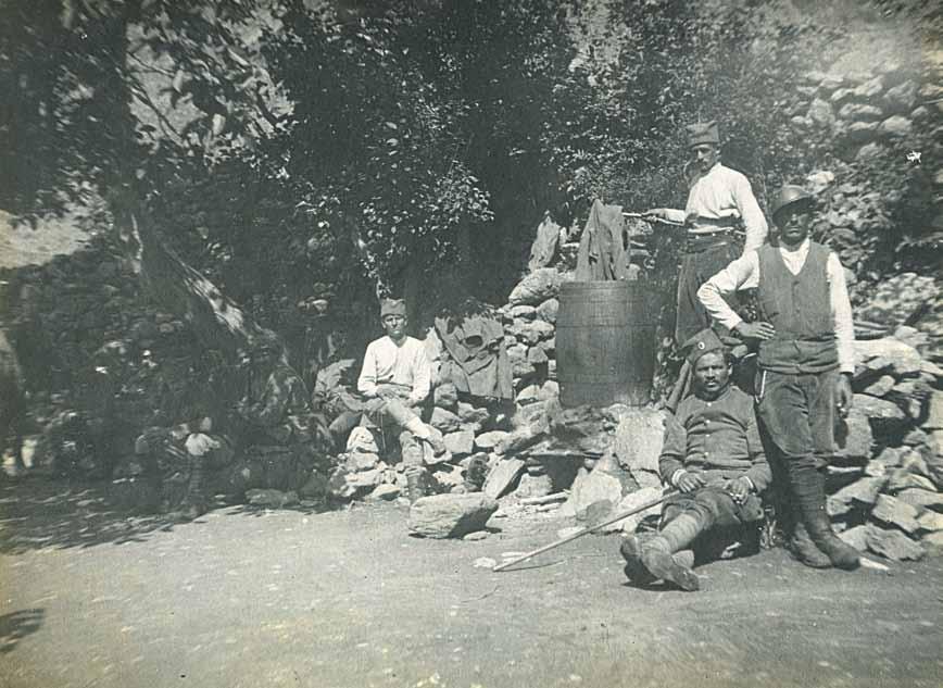Парење одеће у српском бурету иза положаја на Ветернику, 1917.