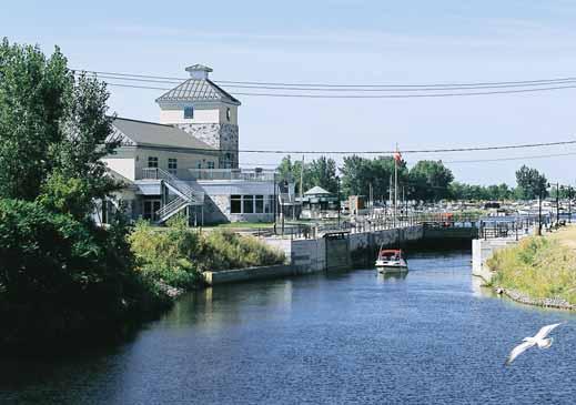 Visit the Lachine Lockstation and its Visitor Service Centre where you will find interpretative displays, exhibits on the history of the canal, and a lookout terrace. Visit the St.