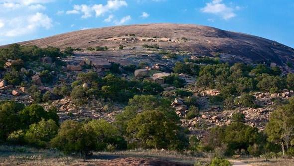 Enchanted Rock Enchanted Rock State Natural Area consists of 1,643.5 acres on Big Sandy Creek, north of Fredericksburg, on the border between Gillespie and Llano counties.