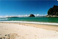It is not far from Auckland and regarded as one of the beauty spots of the North Island. It has a wide range of lovely bays and broad sandy beaches and the road frequently borders the coastline.