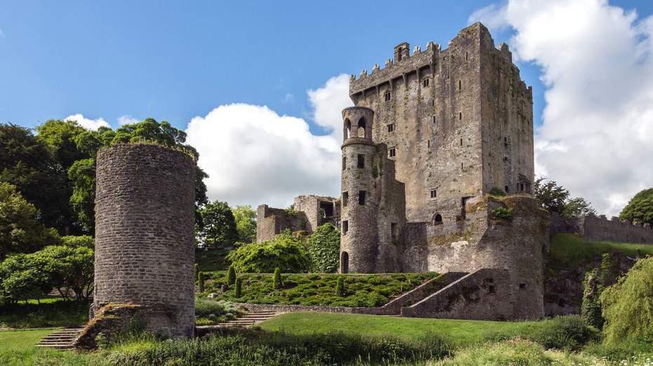 TOUR HIGHLIGHTS Your sojourn leader, Paul Remfry, is a noted scholar, castle historian, and widelypublished author who has spent his entire professional life researching medieval castles Extensive