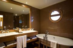 and bath Access to Silken Club 9 Victorio & Lucchino Suites One thousand square