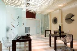 five work stations with easy access to electrical power points and Wi-Fi system. All of it without any additional cost.