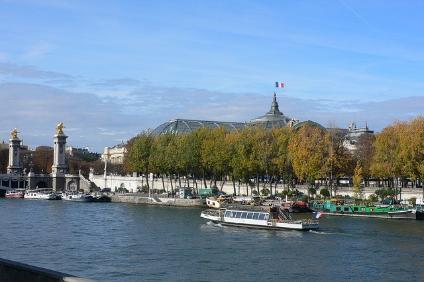 1.6 KM, 23 minutes by transit 20:35 River Cruise Rating: River Visit Time: 1 hour Cruise up the majestic Seine and see how Paris famous sites are revealed from a new perspective.