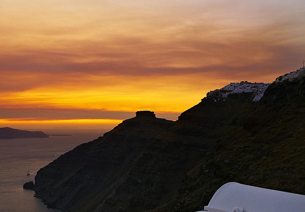 Must see The volcanoes of Santorini gradually from 1570 to 1950, after a series of violent volcanic eruptions.