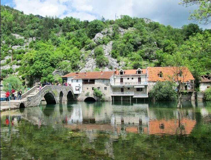 Nakon Lovćena spustili smo se u Cetinje, a zatim prema Podgorici do mjesta Rijeka Crnojevića (Sl. 9). Grad se vezuje za vladara Zete Ivana Crnojevića koji je u 15.