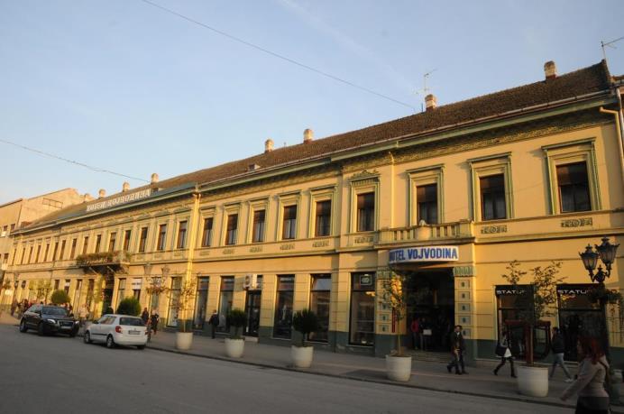 Hotel Novi Sad boasts an ideal location close to the main bus and train station with easy access to the center of the city, Novi Sad Fair and the Sports and Business Centre Vojvodina.