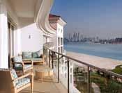Gostima nudi luksuzni smeštaj sa panoramskim pogledom na Arabijski zaliv.