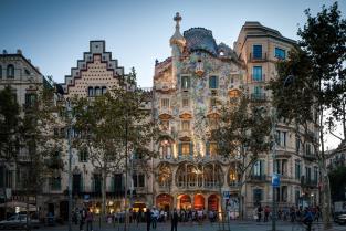 Antoni Gaudí. Museums: - Name of the museum and situation. - Type or art.