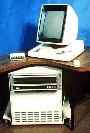 11 Slika 3: Xerox Alto Prva programska oprema, napisana za Alto, je bila grafično še zelo primitivna in nedodelana.