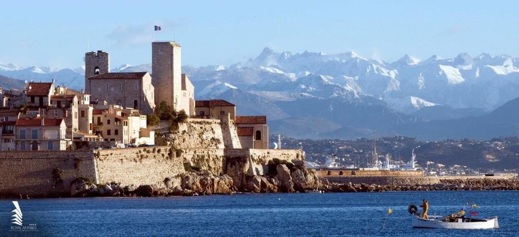 Housing in Antibes, in the heart of the French-Riviera Touristic resort between Nice (20km) and Cannes (10km) Famous for its