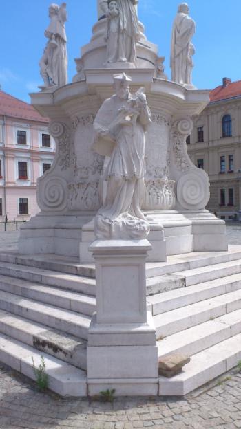 spomenike na tom prostoru. U Osijeku na Trgu Presvetoga Trojstva u Tvrđi, udovica generala Petraša dala je, između 1729. i 1730.