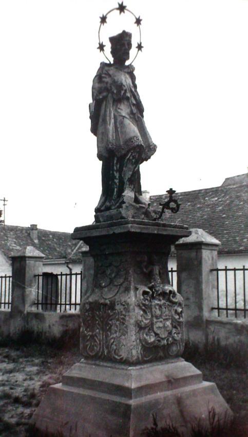 datacija upućuje da je kip ovdje postavljen i prije gradnje današnje kapele sv. Roka (1741.). 119 Na fotografijama iz 1991.