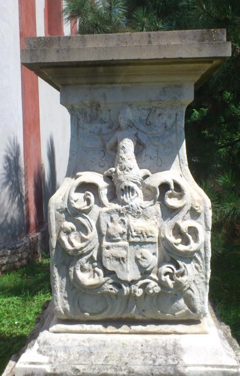 Svetac je prikazan u naravnoj veličini u stojećem položaju. Na replici mu je desna ruka istaknuta u prostor, a u lijevoj drži mlinski kamen.