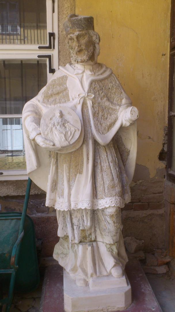 širokoga trupa i dimenzijama najveći što ga čini najmonumentalnijim kipom sv. Ivana Nepomuka u Osijeku. 5. 1. 4. KIP SV.